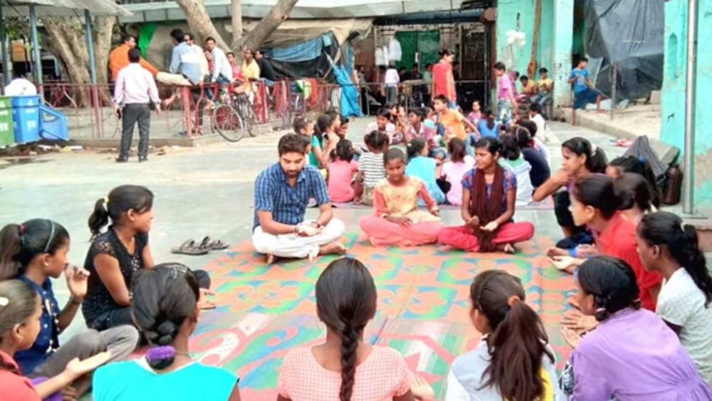 কানপুরে তাঁর বাড়ির কাছে একটি নদীর ধারে স্কুল খুলে ফেলেছেন তিনি। খোলা আকাশের নীচে অতিমারি পরিস্থিতির আগে পর্যন্ত রোজ সন্ধ্যায় সেখানেই নার্সারি থেকে দ্বাদশ শ্রেণি পর্যন্ত পড়ুয়াদের ক্লাস নিতেন। স্কুলের নাম রেখেছেন ‘ঘাটওয়ালা স্কুল’।