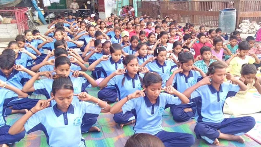 পথচলতি মানুষ নিতিনের এই উদ্যোগে অনুপ্রাণিত হয়ে কেউ অর্থ সাহায্য করতেন, তো কেউ নিতিনের মতোই পড়ুয়াদের ক্লাস নিতে এগিয়ে আসতেন। শুধু বিনামূল্যে টিউশনই দিতেন না, নিতিন শিক্ষার্থীদের স্কুলে ভর্তির টাকাও অনেক সময় দিয়ে দেন।