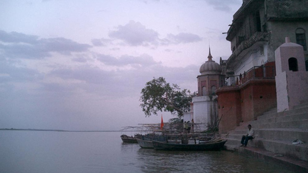 অতিমারিতে নিতিনের ‘ঘাটওয়ালা স্কুল’ একটু সমস্যার মুখোমুখি পড়েছে। ছোট একটি ঘর ভাড়া নিয়ে ক্লাস নিতে হচ্ছে। লোকের চোখের আড়ালে চলে যাওয়ায় অর্থসাহায্যের পরিমাণও কমেছে। অল্প কিছু সাহায্য থেকে ঘর ভাড়ার টাকা কোনওক্রমে উঠে আসছে, কিন্তু ছাত্রদের স্কুল ভর্তির টাকার জোগানে ঘাটতি দেখা দিয়েছে।