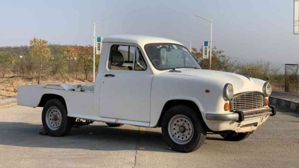 হিন্দুস্তান বীর: পশ্চিমবঙ্গেই প্রথম এই গাড়িটি নিয়ে আসে এইচএম। অ্য়াম্বাসেডর গাড়িটির সামনের অংশটি এক রেখে, পিছনে ‘পিকআপ’ জুড়ে দেওয়া হয়। সাড়ে তিন লাখ দামের এই গাড়িটিও বিশেষ জনপ্রিয়তা পায়নি। 