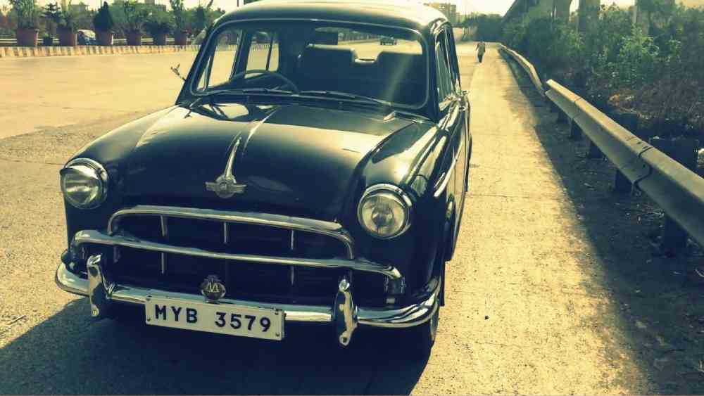 হিন্দুস্তান ল্যান্ডমাস্টার: ধনীদের জন্য তৈরি এই গাড়ির চেহারা ভাবা হয়েছিল ইংল্যান্ডের কিছু গাড়ির কথা মাথায় রেখে। পেট্রোলে চলা গাড়িটি ঘণ্টায় ১১২ কিলোমিটার পর্যন্ত গতিতে ছুটতে পারত। 