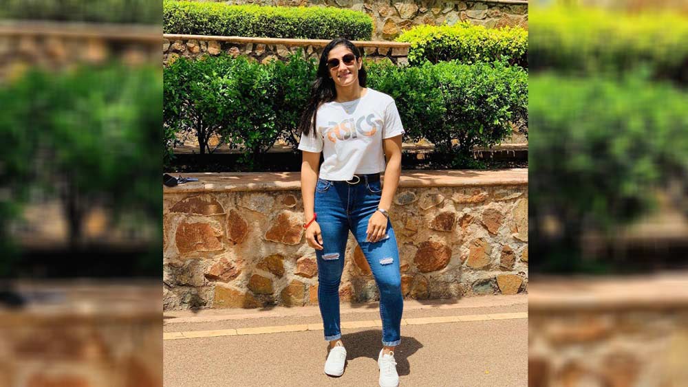 জানেন কি বজরংয়ের স্ত্রী আসলে কে? হরিয়ানার বিখ্যাত ফোগাট পরিবারের জামাই বজরং। এই অতিমারির মধ্যেই কুস্তিগির মহাবীর সিংহ ফোগাটের মেয়ে সঙ্গীতা ফোগাটকে বিয়ে করেছেন।