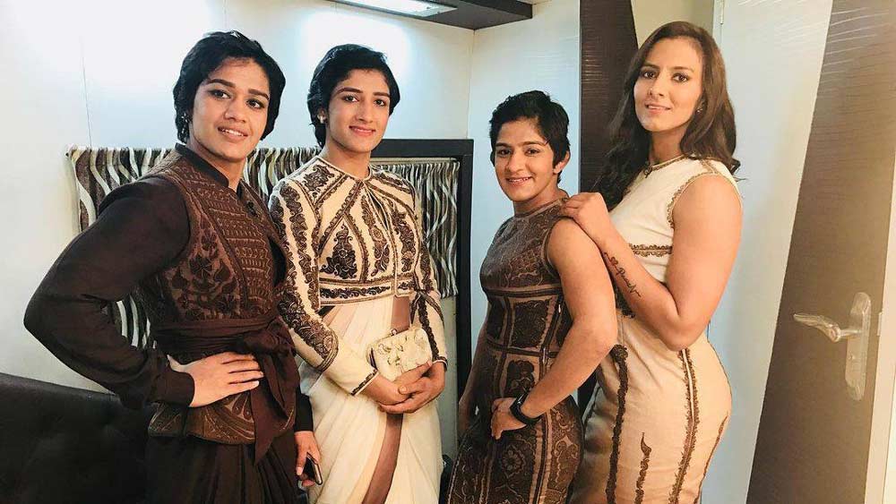 কুস্তিগির গীতা, ববিতা, ঋতু ফোগাটের বোন সঙ্গীতা। আমির খানের ‘দঙ্গল’ ছবির সৌজন্যে গীতা-ববিতাকে সকলেই চিনে গিয়েছেন। হরিয়ানার সেই ফোগাট পরিবারের ছোট মেয়ে সঙ্গীতা নিজেও এক জন কুস্তিগির।