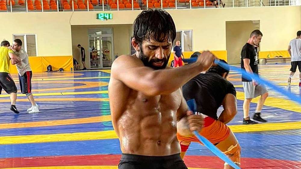 হরিয়ানার স্থানীয় এক আখড়ায় বাবাকে কুস্তির অনুশীলন করতে দেখতেন বজরং। সেই দেখেই কুস্তির প্রতি ভালবাসা তৈরি হয় তাঁর। ২০১৫ সাল অবধি স্থানীয় আখড়াতেই অনুশীলন করতেন তিনি।