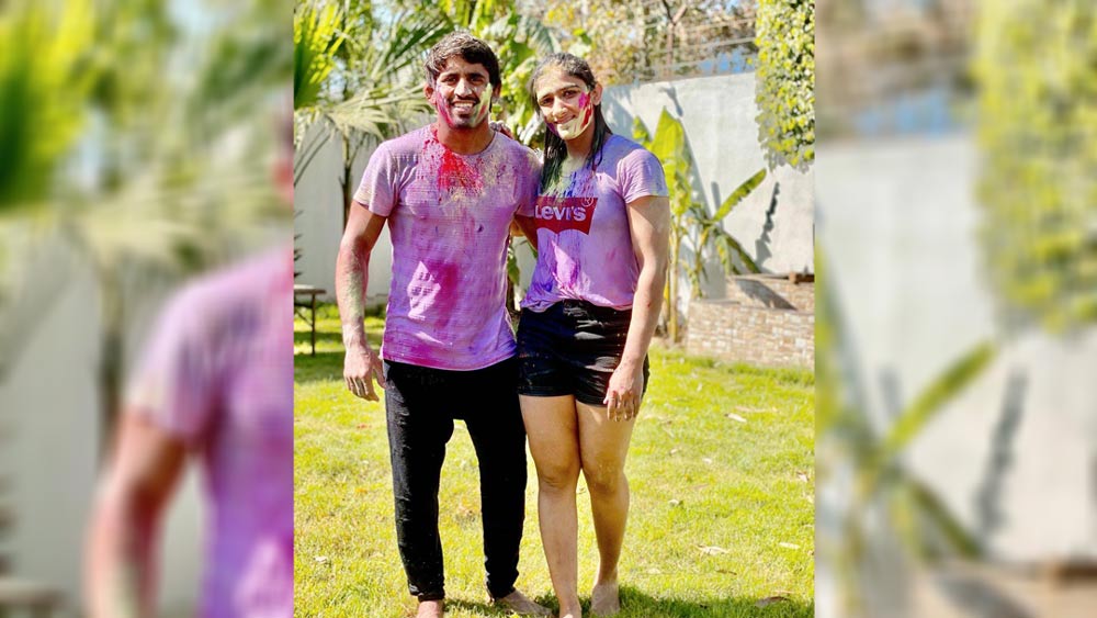 সেখানেই কুস্তির অনুশীলন করার সময় সঙ্গীতার সঙ্গে পরিচয়। প্রথম দেখাতেই ভাল লেগেছিল সঙ্গীতাকে। সঙ্গীতার মনে যদিও তখন বজরংয়ের জন্য তেমন কোনও অনুভূতি তৈরি হয়নি।