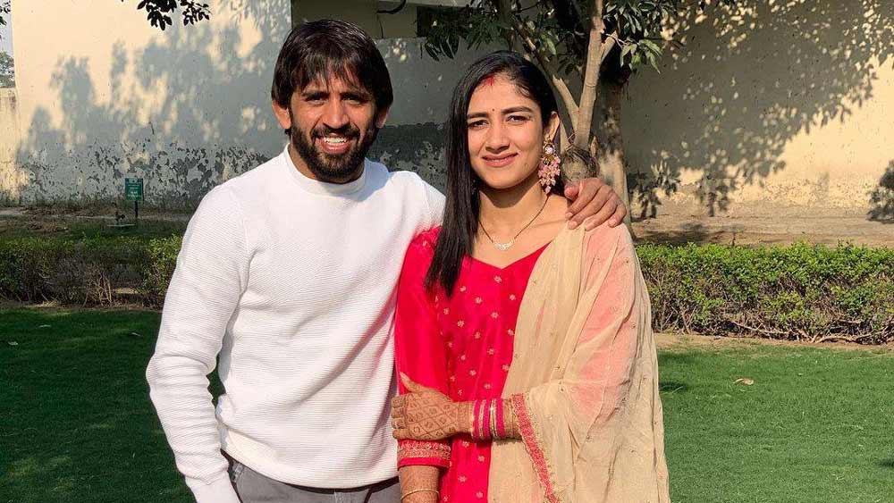 সঙ্গীতা তাঁকে মুখের উপর জবাব দিয়ে দিয়েছিলেন, নম্বর মনে ছিল না। আর যাতে ভুল না হয় তাই সে দিনই পাশে বসিয়ে নম্বর মুখস্থ করিয়েছিলেন সঙ্গীতাকে। সে দিন থেকেই টুকটাক কথা শুরু হয় দু’জনের মধ্যে।