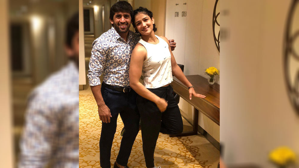 মনে মনে একে-অপরকে ভালবেসেও ফেলেছিলেন। কিন্তু কেউই কাউকে মনের কথা জানাতে সাহস পারছিলেন না। বজরং শুধু জানিয়েছিলেন তিনি এক জনকে ভালবাসেন। কিন্তু তাঁর পরিচয় কোনও ভাবেই বলতে পারছিলেন না।