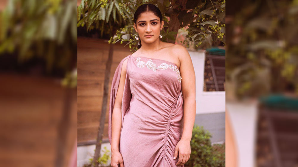 এর পর সঙ্গীতাই বাধ্য হয়ে মাঠে নামেন। সেই মেয়েটি আসলে কে তা জানার জন্য নানা সময়ে নানা ভাবে বজরংকে প্রশ্ন করতে শুরু করলেন। কখনও অন্য মেয়েদের ছবি দেখিয়ে, কখনও তাঁদের পরিচিত আখড়ার বিভিন্ন কুস্তিগিরদের নাম অনুমান করে বুঝে নেওয়ার আপ্রাণ চেষ্টা করছিলেন। কিন্তু সব চেষ্টাই বৃথা হয়েছিল।