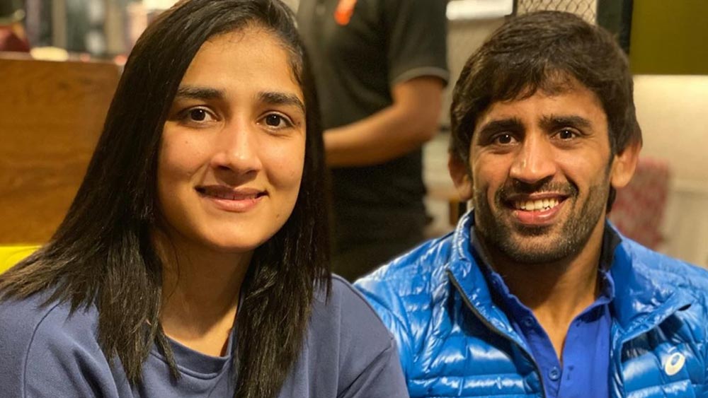 অলিম্পিক্সে দেশকে গর্বিত করার পর স্ত্রীকে পাশে নিয়ে একটি ছবি টুইট করে ফের সে কথা জানান বজরং। স্বামীর জন্য গর্বপ্রকাশ করেছেন সঙ্গীতাও।