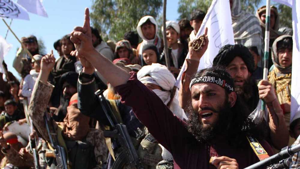 তালিবান বাহিনীর এমন সাফল্যের পিছনে ধর্মীয় উন্মাদনার পাশাপাশি বিপুল অর্থশক্তি বড় কারণ বলে মনে করছেন সামরিক বিশেষজ্ঞদের অনেকেই। আর সেই অর্থ আসে নানা পথ ধরে।