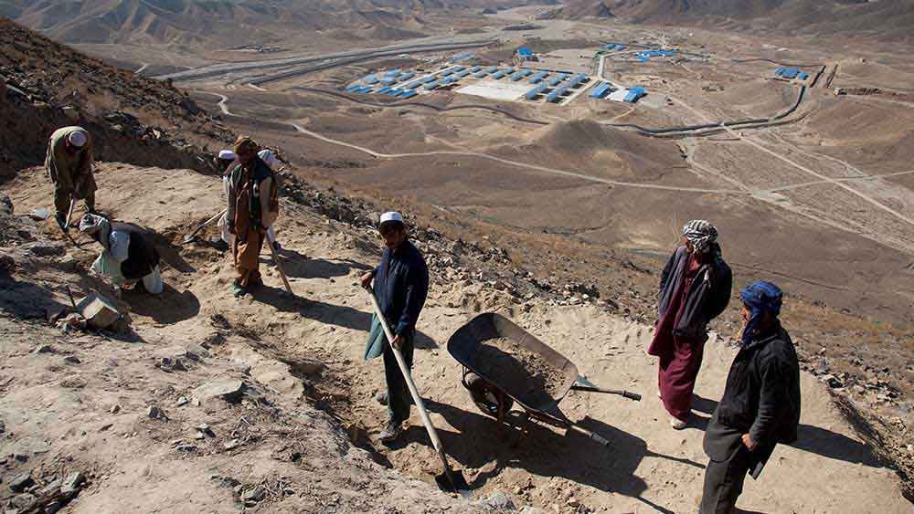 তালিবানের অর্থ আমদানির বৃহত্তম উৎস হল খনি। বছরে প্রায় সাড়ে তিন হাজার কোটি টাকা। দক্ষিণ আফগানিস্তানের অধিকৃত অঞ্চল থেকে নিকেল, টাংস্টেন, সোনা, মূল্যবান পাথর, প্রাকৃতিক গ্যাস উত্তোলন করে তারা।