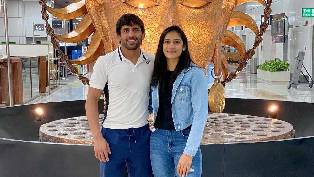 দেশ যখন বজরংয়ের এই পদক জয় নিয়ে উচ্ছ্বসিত, হরিয়ানার ছেলে কিন্তু তখন তাঁর কৃতিত্বের জন্য স্ত্রীকে ধন্যবাদ জানিয়েছেন। হরিয়ানার আখড়া থেকে অলিম্পিক্সের রিং পর্যন্ত প্রতিটি পদক্ষেপে পাশে থাকার জন্য স্ত্রীর অবদান রয়েছে জানিয়ে টুইটও করেছেন তিনি।