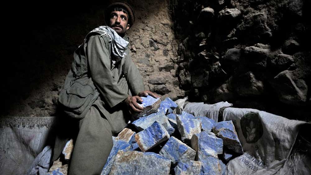 সাম্প্রতিক হিসেব বলছে, আফগানিস্তানের ৮০০ বৈধ খনির অর্ধেকেরও বেশি তালিবান নিয়ন্ত্রণে। সরকার নিয়ন্ত্রিত অঞ্চলে বৈধ খনিগুলি থেকেও নিয়মিত তোলা আদায় চলে তালিবানের।