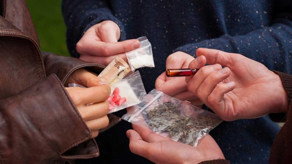 তালিবান নিয়ন্ত্রিত এলাকায় ড্রাগ তৈরির কারখানা রয়েছে বেশ কয়েকটি আন্তর্জাতিক চক্রের। আদায় হয় বিপুল টাকা। আমেরিকার বিমানহানাও সত্ত্বেও বন্ধ হয়নি কারখানাগুলি।