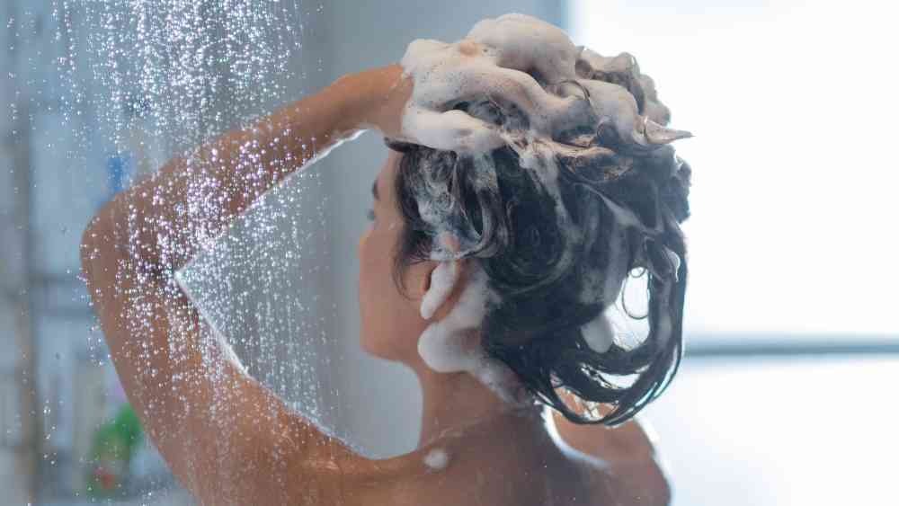 শ্যাম্পুর সঙ্গে চিনি মিশিয়ে নিলে কী কী উপকার হয়