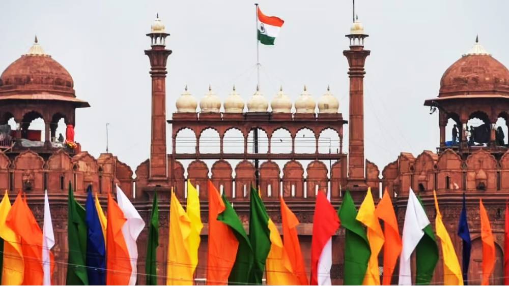 ৭৫তম স্বাধীনতা দিবসে জাতীয় পতাকা উত্তোলনের সময় মোদীর উপর পুষ্পবৃষ্টি 