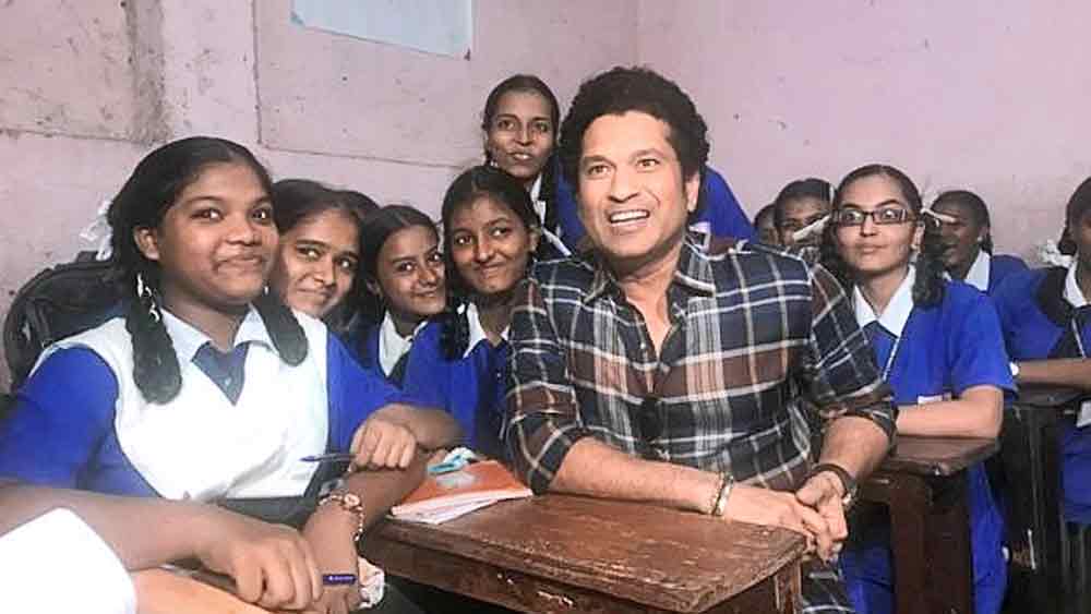 খুদেদের মাঝে সচিন।