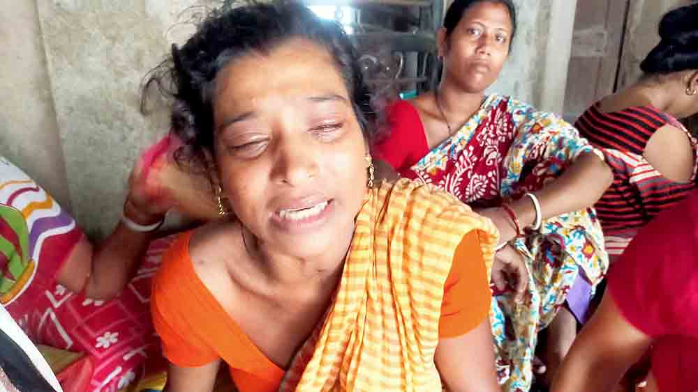   শোকার্ত পরিবার। ছবি: দিলীপ নস্কর