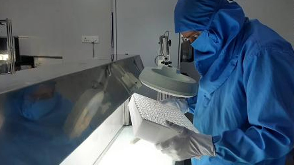 বোরোসিল বিবৃতি জারি করে জানিয়ে দেয়, ‘কোভিডে আক্রান্ত হয়ে কোনও কর্মীর যদি মৃত্যু হয়, তা হলে তিনি যা বেতন পেতেন, পরবর্তী দু’বছর তাঁর পরিবারের হাতে মাসে মাসে ওই বেতন তুলে দেওয়া হবে। এ ছাড়াও স্নাতকস্তর পর্যন্ত ওই কর্মীর ছেলেমেয়ের পড়ানোর খরচ বহন করবে সংস্থা’।