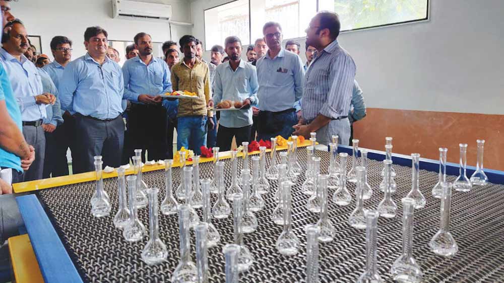 ২০২০ সালে ৬০০ কোটির টাকার ব্যবসা করেছে বোরোসিল লিমিটেড। ৫০০ কোটি টাকার ব্যবসা করেছে বোরোসিল রিনিউয়েবল লিমিটেড। দু’টি সংস্থা মিলিয়ে মোট কর্মচারী দেড় হাজার জন।