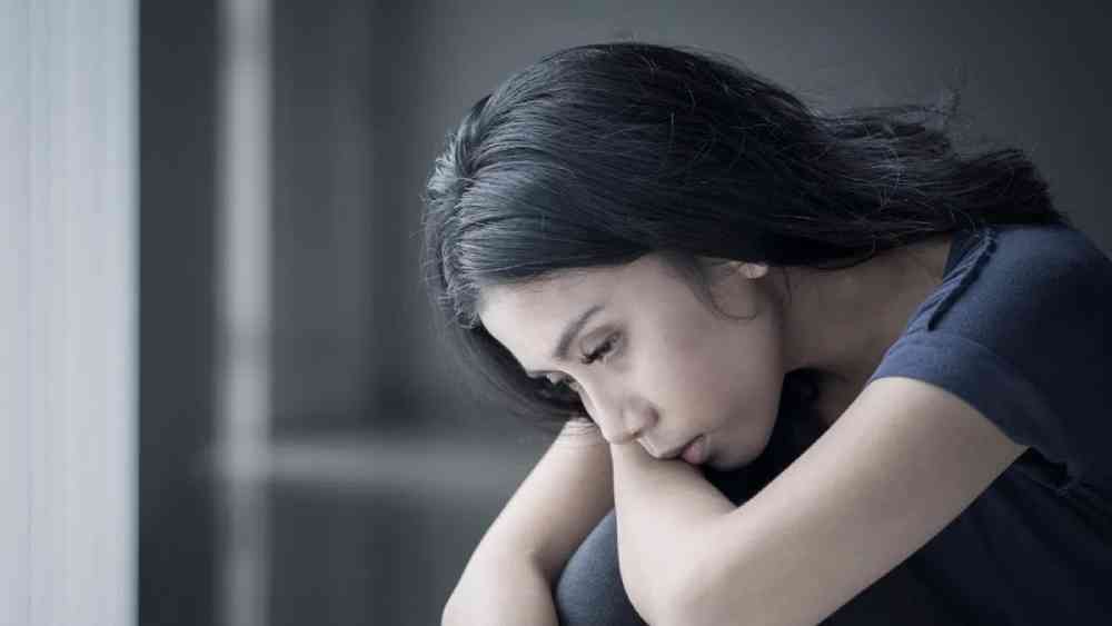 খুব অসহায় লাগলে মনোবিদের পরামর্শ নিতে হবে এই সময়ে