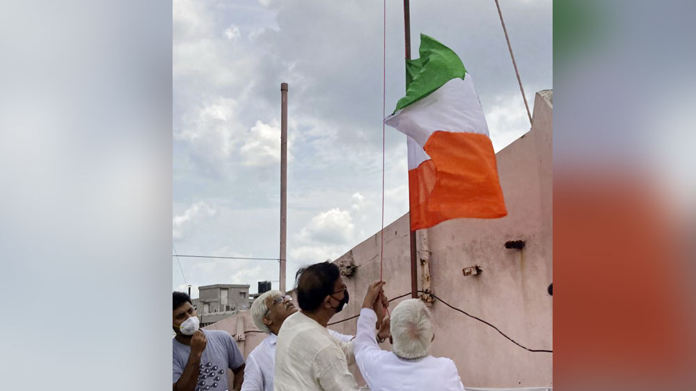 আলিমুদ্দিনে পতাকা  বিভ্রাট! উল্টো তেরঙা  তুলে ফেলছিলেন বিমান,  সামলালেন সেলিম