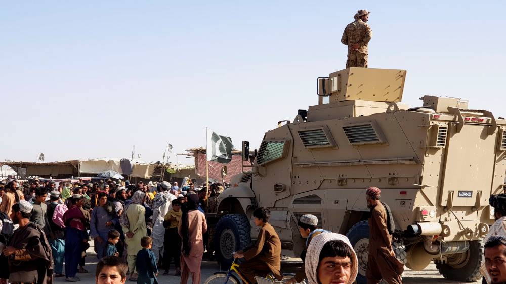 মে মাসের শুরুর দিকে আফগানিস্তান থেকে সেনা সরাতে শুরু করে ন্যাটো। প্রাথমিক ভাবে সরিয়ে দেওয়া হয় ন’হাজার ৬০০ সেনা, তার মধ্যে দু’হাজার ৫০০ জন আমেরিকার সেনা ছিলেন। তারপরেই হেলমন্দ প্রদেশে আফগানিস্তান সরকারের সঙ্গে লড়াই শুরু করে তালিবান। 