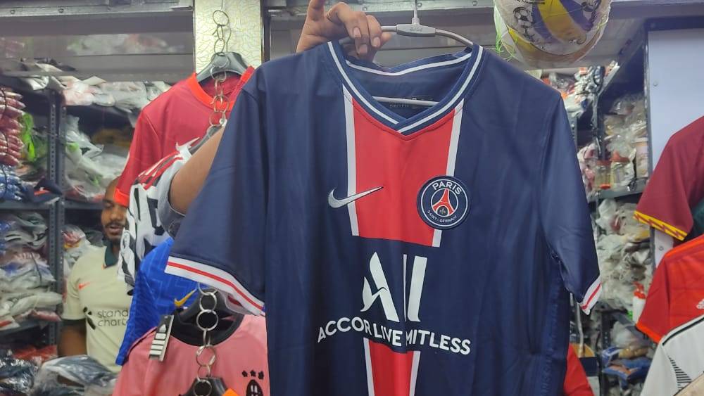 ময়দান মার্কেটে  বিক্রি হচ্ছে পিএসজি-র জার্সি 