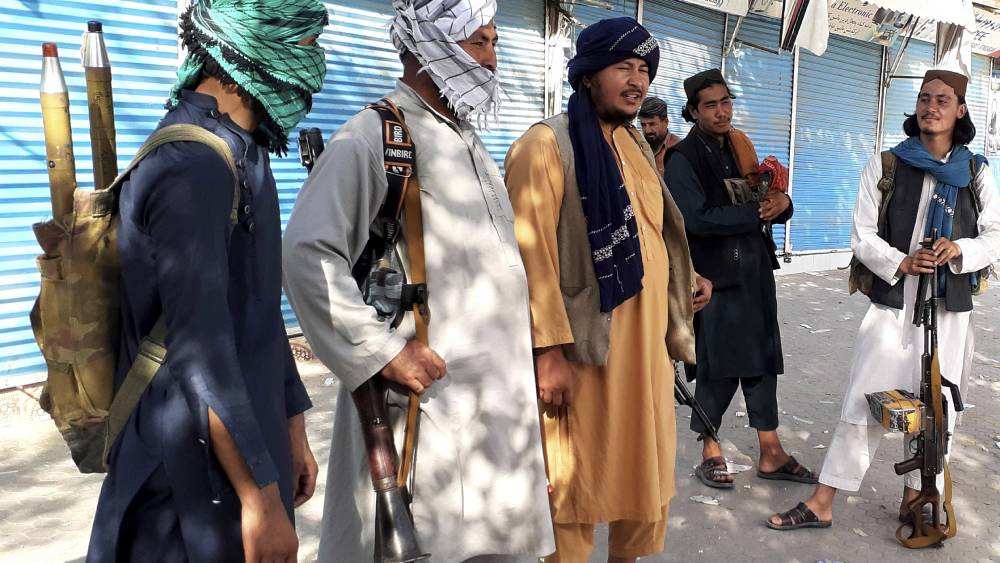 ১৪ জুলাই পাকিস্তান সীমান্তে স্পাইন বোল্ডাক এলাকা দখল করে তালিবান। দুই দেশের মধ্যে বাণিজ্য সংযোগের রাস্তা বন্ধ হয়ে যায়। তারপরেই তালিবান আফগানিস্তানের প্রধান শহরগুলি দখলের দিকে নজর দেয়। সেই তালিকায় ছিল কন্দহর, লস্কর গাহ, হেরাট ও কাবুলের নাম। 