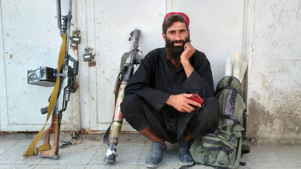 অগস্ট মাসের ৩ তারিখে কাবুলে আফগান সরকারের প্রতিরক্ষামন্ত্রী ও  একাধিক সাংসদের বাড়িতে হামলা চালায় তালিবান। তিন দিনের মাথায় ৬ অগস্ট আফগান সরকারের জনসংযোগ আধিকারিককে গুলি করে হত্যা করা হয়। 