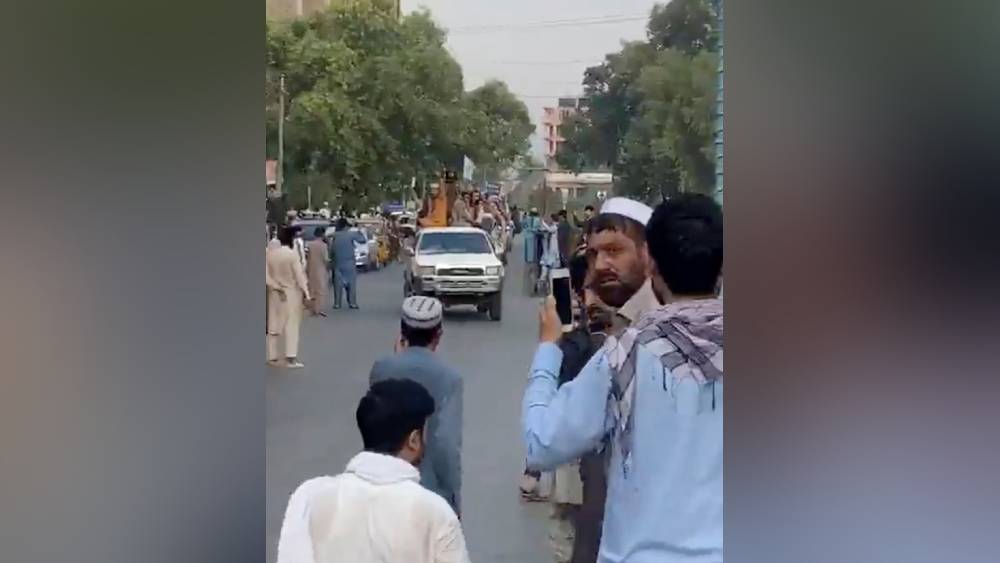 অগস্ট মাসের ১১ তারিখ উত্তরের মাজার-এ-শরিফ শহরে যান আফগান প্রেসিডেন্ট আশরফ গনি। কিন্তু সে দিনই কুন্দুজ প্রদেশে শয়ে-শয়ে আফগান সেনা আত্মসমর্পণ করেন। পতন হয় সে দেশের নবম প্রদেশের। 