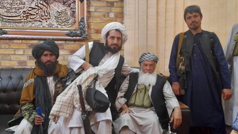 অগস্ট মাসের ১২ তারিখে কাবুল থেকে ১৫০ কিলোমিটার দূরে গজনি প্রদেশ দখল করে নেয় তালিবান। একই দিনে পতন হয় হেরাটের। পরের দিন, ১৩ অগস্ট তালিবানের দখলে চলে যায় দক্ষিণের প্রদেশ কন্দহর ও লস্কর গাহ।