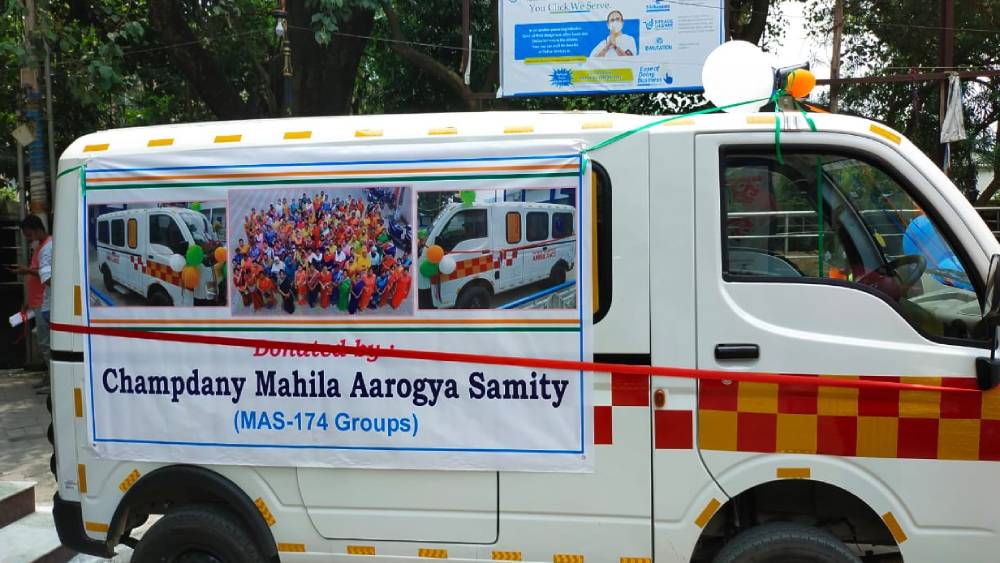 Self help group | Members of Self Help Group of Champdani donates ambulance  to hospital dgtld - Anandabazar