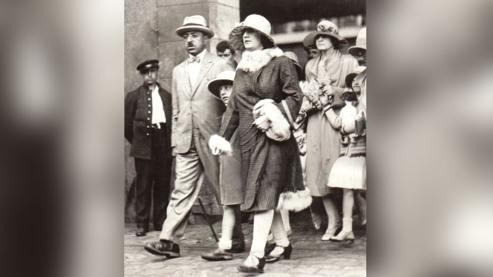 ইতিহাসবিদদের দাবি, সাবেক সোভিয়েতের সঙ্গে জোট বেঁধে আমানাতুল্লা ভারত থেকে ব্রিটিশদের উৎখাত করছেন কি না, তা মাথাব্যথার কারণ হয়ে দাঁড়ায় ইস্ট ইন্ডিয়া কোম্পানির। আমানাতুল্লার উত্তরাধিকার নাদির শাহ ব্রিটিশদের পছন্দের লোক ছিলেন বলেও শোনা যায়। পরিস্থিতির সঙ্গে পেরে না উঠে সেই সময় ইটালিতে নির্বাসনে চলে যান আমানাতুল্লা এবং সোরাইয়া। জীবনের শেষ দিন পর্যন্ত রোমে ছিলেন তাঁরা। ১৯৬০ সালের এপ্রিল মাসে সেখানেই মৃত্যু হয় আমানাতুল্লার। তার আট বছর পর ১৯৬৮ সালে সোরাইয়াও মারা যান। রাষ্ট্রীয় মর্যাদায় সেখানে তাঁদের শেষকৃত্য হয়।