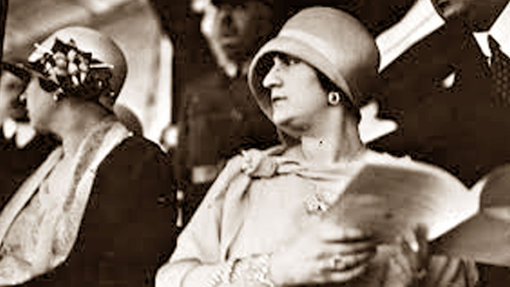 ইউরোপ সফর থেকে ফিরে আফগানিস্তানের খোলনলচে বদলে দিতে উদ্যোগী হন আমানাতুল্লা এবং সোরাইয়া। মেয়েদের জোর করে বিয়ে দেওয়া, এক পুরুষের একাধিক বিয়েতে নিষেধাজ্ঞা বসায় আমানাতুল্লা সরকার। মেয়েদের বিয়ের বয়স বাড়িয়ে ১৬ বছর করা হয়। তাঁদের শিক্ষা এবং ভোটদানের অধিকারও দেন আমানাতুল্লা।