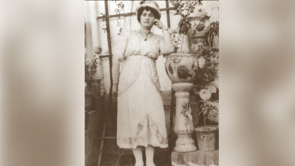 কিন্তু সোরাইয়ার এই আধুনিক চিন্তাভাবনাকেই তাঁর বিরুদ্ধে হাতিয়ার করেন এক শ্রেণির মানুষ। এমনিতে হিজাব পরার বিরোধিতা করলেও, তেমন খোলামেলা বা সাহসী পোশাক পরতেন না সোরাইয়া। কিন্তু দেশের রক্ষণশীল, গোঁড়া শ্রেণিকে আমানাতুল্লা সরকারের বিরুদ্ধে তাতিয়ে তুলতে, সোরাইয়ার নকল খোলামেলা ছবি বানিয়ে পুস্তিকা হিসেবে বিলি করতে শুরু করেন এক শ্রেণির মানুষ। আমানাতুল্লা এবং সোরাইয়া দেশকে উচ্ছন্নের পথে নিয়ে যাচ্ছেন বলে মানুষকে তাতিয়ে তোলা হয়।