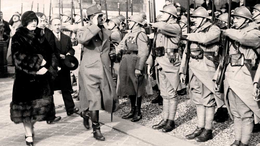 পরিস্থিতি আঁচ করতে পেরে আপসের রাস্তা ধরেন আমানাতুল্লা। একে একে মেয়েদের স্কুলগুলিকে বন্ধ করে দেওয়া হয়। বন্ধ করে দেওয়া হয় ধর্মনিরপেক্ষ সমাজ নিয়ে আলোচনাকেন্দ্রগুলিও। বহুবিবাহ বিরোধী আইনও প্রত্যাহার করা হয়। নতুন করে শরিয়ৎ আইনও চালু করে আমানাতুল্লা সরকার। কিন্তু এই রক্ষণশীল তুষ্টিকরণের রাজনীতিতেও শেষরক্ষা হয়নি। ১৯২৮ সালে গৃহযুদ্ধ শুরু হয় আফগানিস্তানে। তার পরের বছরই সিংহাসন ছেড়ে দেশ থেকে পালাতে বাধ্য হন আমানাতুল্লা। 