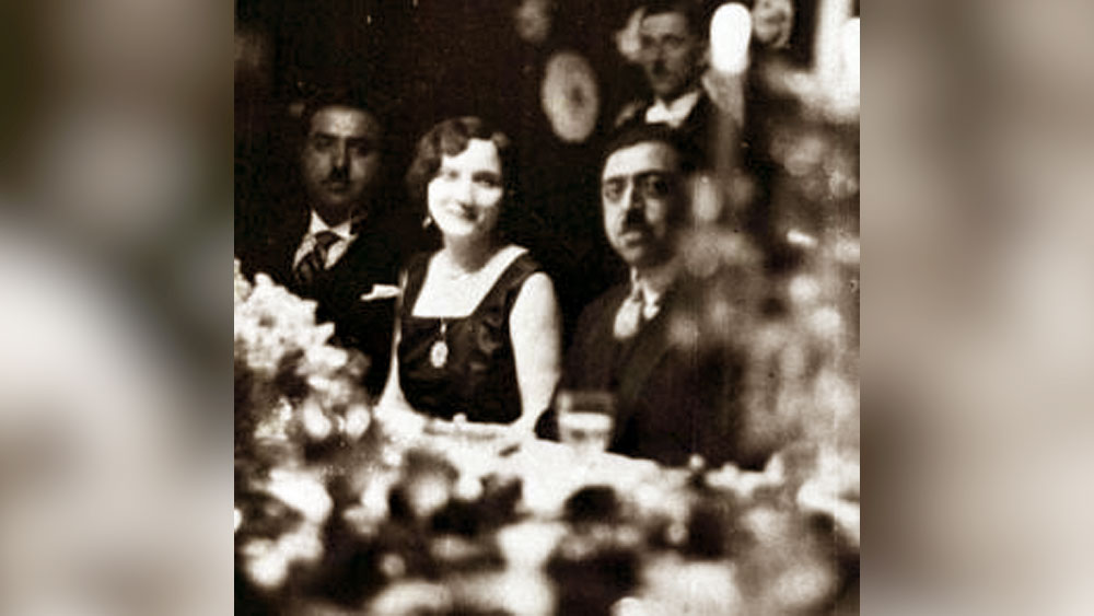 ইতিহাসবিদদের দাবি, ব্রিটিশ মদতেই আমানাতুল্লা সরকারের পতন ঘটে। সোরাইয়া সম্পর্কে ভুয়ো খবর ছেপে তারাই পুস্তিকা পৌঁছে দেয় বিরোধী শিবিরের হাতে। ইতিহাসবিদ হাবিবুল্লা রফি বলেন, ‘‘আফগানিস্তানকে নিজেদের নিয়ন্ত্রণে আনতে ব্যর্থ হয় ব্রিটিশ সরকার। সেই পরাজয়ের প্রতিশোধ নিতে সোরাইয়ার ছবি বিকৃত করে ছড়িয়ে দেয় তারা। ব্রিটিশ বিরোধী আমানাতুল্লাকে শায়েস্তা করাই তাদের লক্ষ্য ছিল।’’