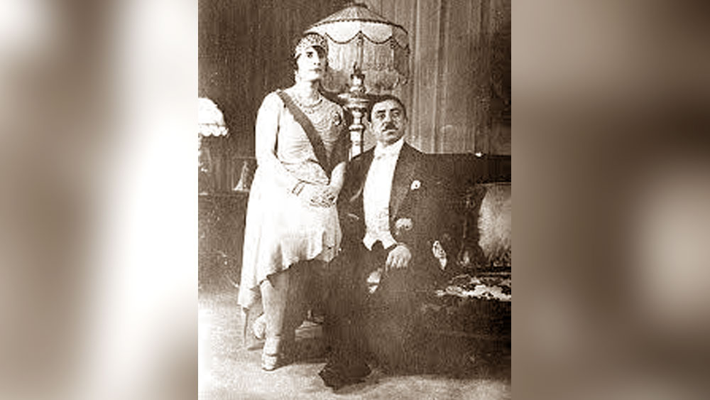 ইতিহাসবিদদের একাংশের মতে, দেশের সংস্কৃতিতে আধুনিকতার ছোঁয়া আনতে গিয়ে আমানাতুল্লা এবং সোরাইয়া বড্ড তাড়াহুড়ো করছিলেন। ধীরে সুস্থে, মানুষের মধ্যে সচেতনতা গড়ে তোলার বদলে, নিজেদের মর্জি অনুযায়ী, জোর করে নতুন নিয়ম কানুন চাপিয়ে দিচ্ছিলেন। তাতেই দেশের একটা বড় অংশের মানুষ নিজেদের অস্তিত্ব নিয়ে সঙ্কটে পড়েন, যা ক্ষোভের কারণ হয়ে দাঁড়ায়।