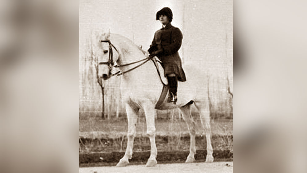 আমানাতুল্লা এবং সোরাইয়ার মধ্যে বয়সের ফারাক ছিল সাত বছরের। কিন্তু একে অপরের দোসর হয়ে উঠেছিলেন তাঁরা। প্রশাসনিক কর্মসূচি, শিকার করা, মন্ত্রিসভার বৈঠক, যুদ্ধ, এমনকি বিদ্রোহী অধ্যুষিত এলাকা পরিদর্শন, সবেতেই আমানাতুল্লার পাশে দেখা যেত সোরাইয়াকে। সোরাইয়াকে দেশের শিক্ষামন্ত্রীও নিযুক্ত করেন আমানাতুল্লা। ১৯২৮ সালে অক্সফোর্ড বিশ্ববিদ্যালয় সোরাইয়াকে সাম্মানিক ডিগ্রি প্রদান করে।