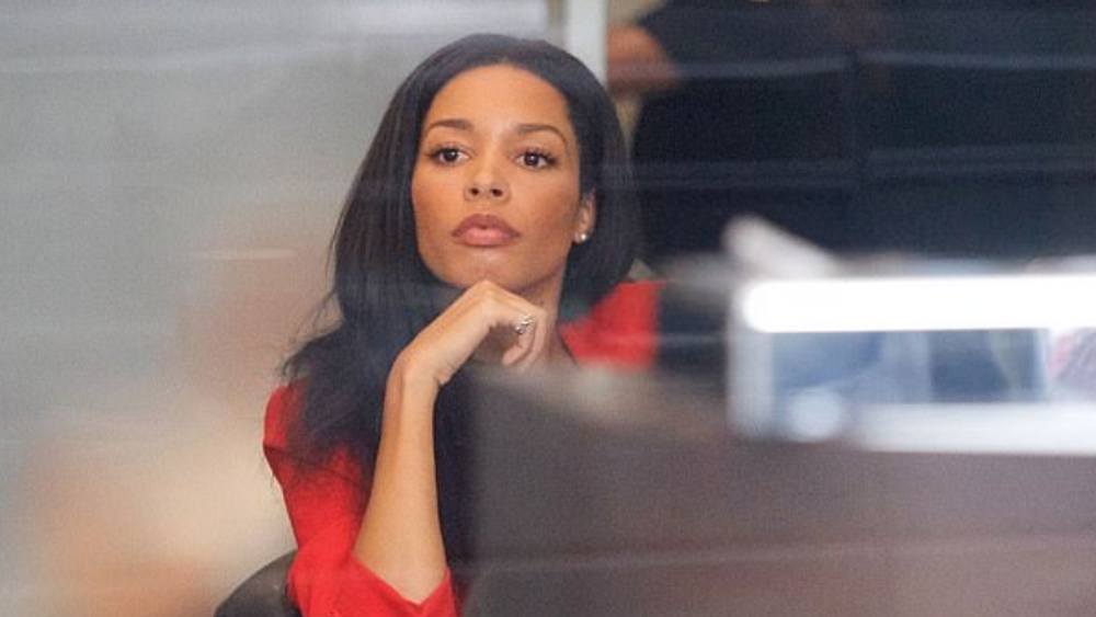 পেশাদার রাজনৈতিক বিশেষজ্ঞ লিলিয়ানের সঙ্গে গত বছর জুন মাস থেকে আলাপ বেকারের। প্রথম সাক্ষাতেই প্রেম। এরপর ঘন ঘন দেখা হতে থাকে তাঁদের।