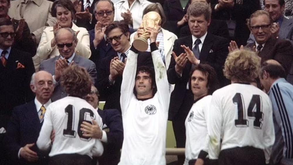 ১৯৭৪ সালে বিশ্বকাপ হাতে।