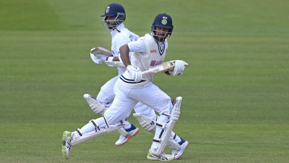 সরাসরি: ব্যাটিং বিপর্যয়ের পরেও মার্ক উড, স্যাম কারেনদের বিরুদ্ধে লড়ছেন রহাণে, পূজারা 