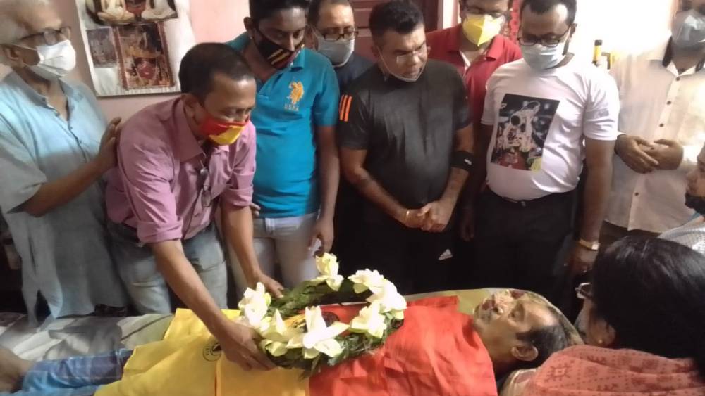 শ্রদ্ধা জানানো হয় ইস্টবেঙ্গল ক্লাবের তরফ থেকে 