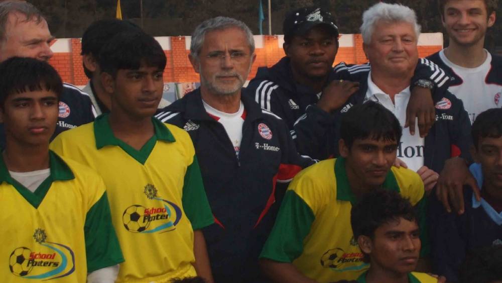 খুদে ফুটবলারদের সঙ্গে মুলার