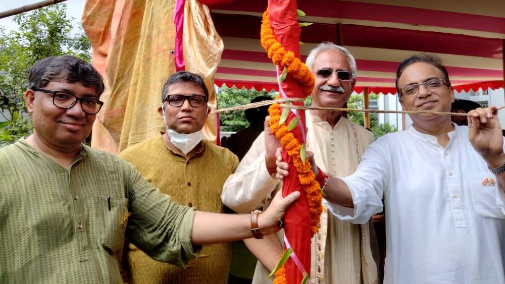 Arindam Sil arranged Khnutipujo with the neighbours at Urbana Housing dgtl