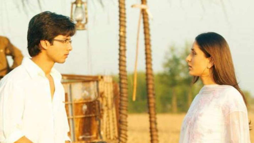 কিন্তু ২০০৭ সালে ‘জব উই মেট’ ছবিতে অভিনয় করার সময় থেকেই তাঁদের সম্পর্কে ছেদ পড়ে। প্রেমের কথাও যেমন গোপন করেননি তাঁরা, বিচ্ছেদের কথাও ঘোষণা করে দিয়েছিলেন শাহিদ এবং করিনা।