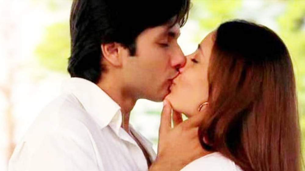 দুই তারকার বিচ্ছেদের আগে ঘটে যায় এক অপ্রত্যাশিত ঘটনা। দু’টি এমএমএস ভিডিয়ো ছড়িয়ে পড়ে নেটমাধ্যমে। তার একটিতে করিনা এবং শাহিদকে গভীর চুম্বন করতে দেখা যায়।