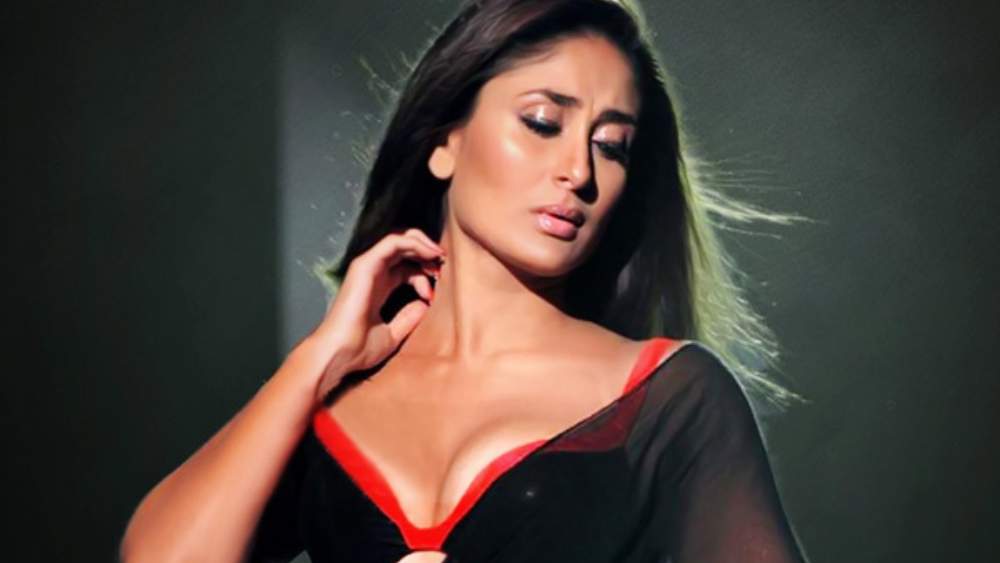 আর একটি ভিডিয়োয় কেবল করিনাকে দেখতে পাওয়া যায়। ভিডিয়োয় এক এক করে নিজের পোশাক খুলতে থাকেন তিনি।