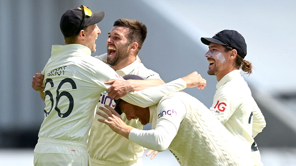 তিন উইকেট নিয়ে ভারতের ব্যাটিংকে চাপে রাখলেন মার্ক উড। ছবি - টুইটার 